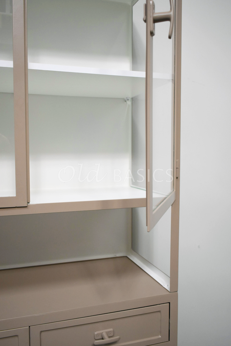 Detail van Apothekerskast Fio, 4 deuren, RAL1019, crème, bruin, beige, materiaal staal